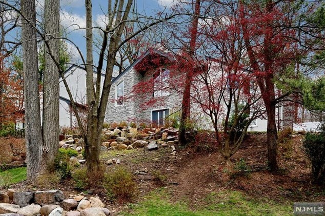 16 Van Buren Ct, Cresskill, NJ 07626