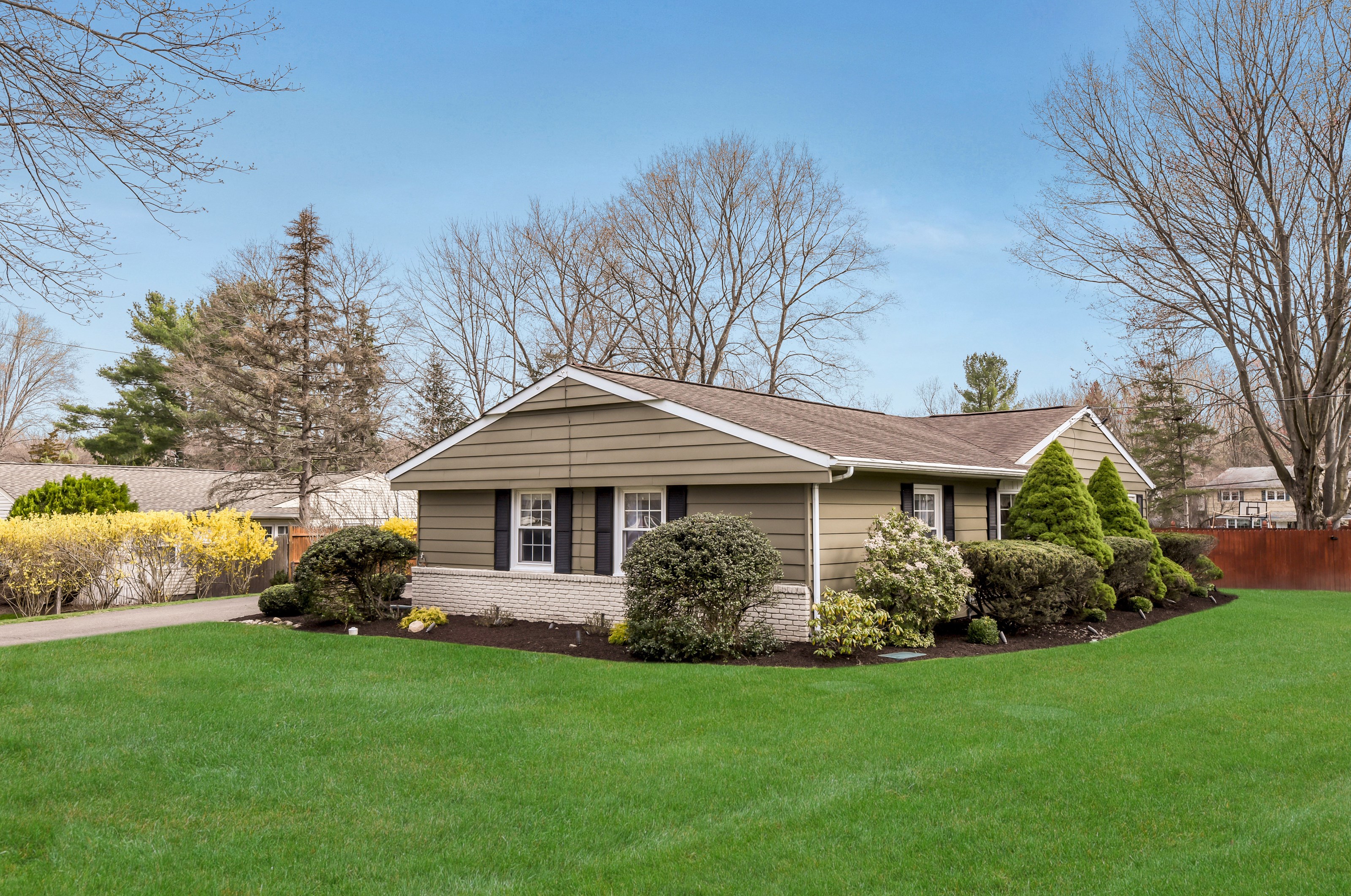 31 Whittier Ln, Oakland, NJ 07436