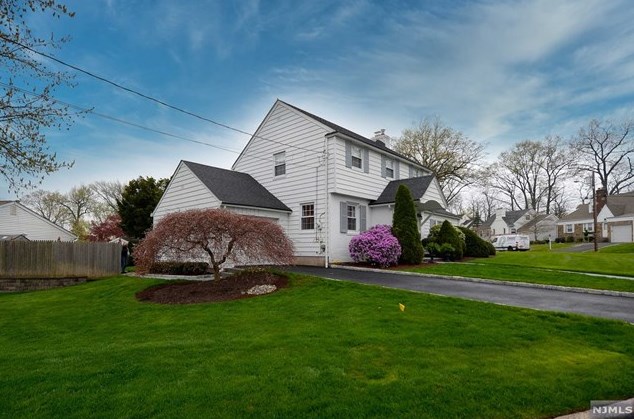 41 Cedar Ave, Maywood, NJ 07607-2101