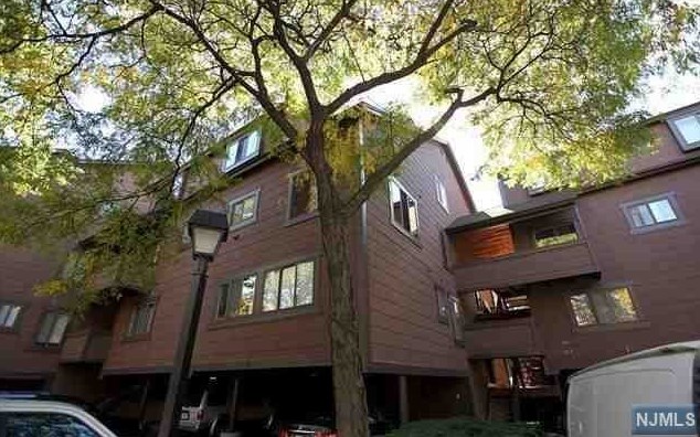 129 Sandpiper Ky, Secaucus NJ  07094-2210 exterior