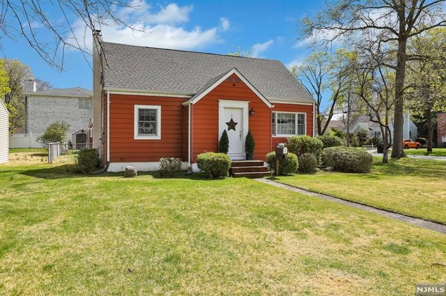 2 Troast Rd, Paramus, NJ 07652-1727