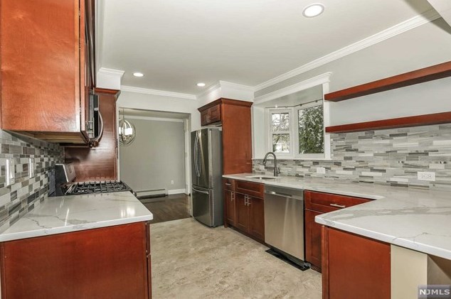 21 Charles Pl, Westwood NJ  07675-7231 exterior