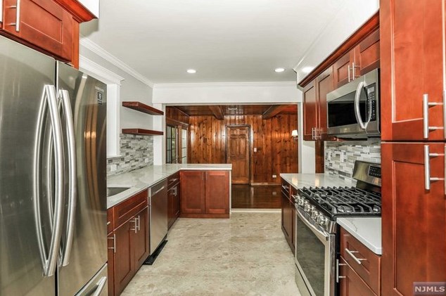 21 Charles Pl, Westwood NJ  07675-7231 exterior