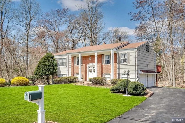 689 Glendale Rd, Franklin Lakes, NJ 07417