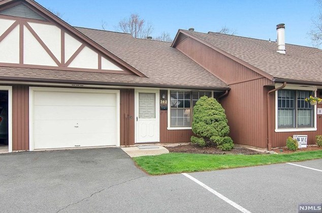 34-2 Tamaron Dr, Waldwick, NJ 07463-1126