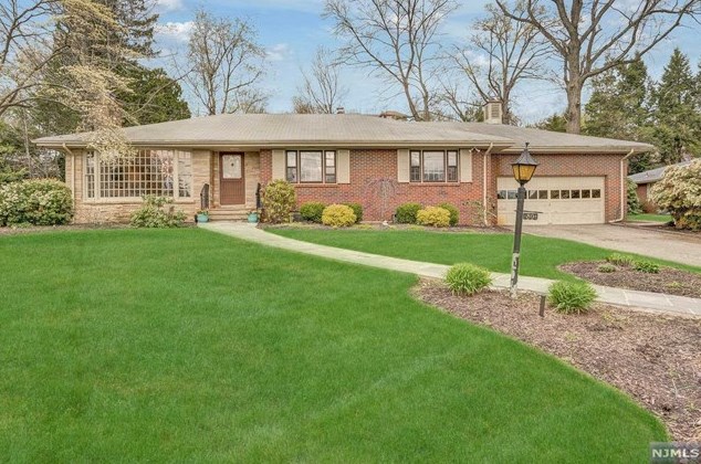 80 Pearl Brook Dr, Clifton, NJ 07013-4007