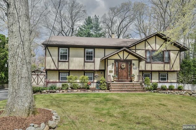 87 Homewood Ave, Allendale, NJ 07401