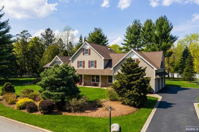 6 Surrey Ln, Montvale, NJ 07645