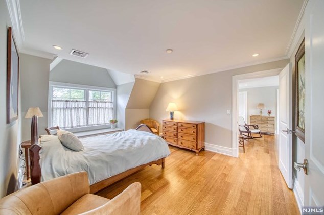 60 Marcotte Ln, Bergenfield NJ 07621-3213 exterior