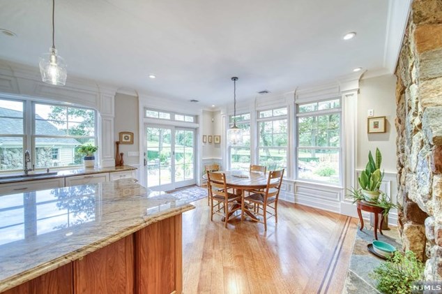 60 Marcotte Ln, Bergenfield NJ 07621-3213 exterior