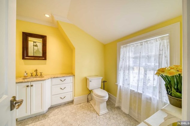 60 Marcotte Ln, Bergenfield NJ 07621-3213 exterior