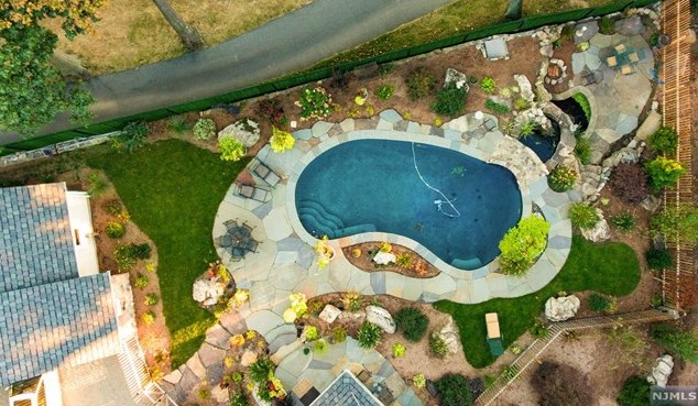 60 Marcotte Ln, Bergenfield NJ 07621-3213 exterior