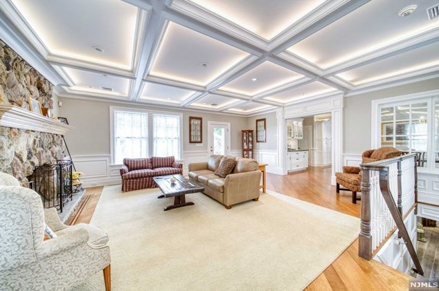 60 Marcotte Ln, Bergenfield NJ 07621-3213 exterior