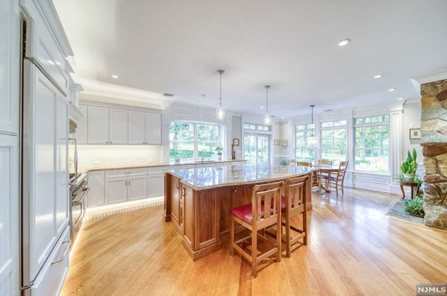 60 Marcotte Ln, Bergenfield NJ 07621-3213 exterior