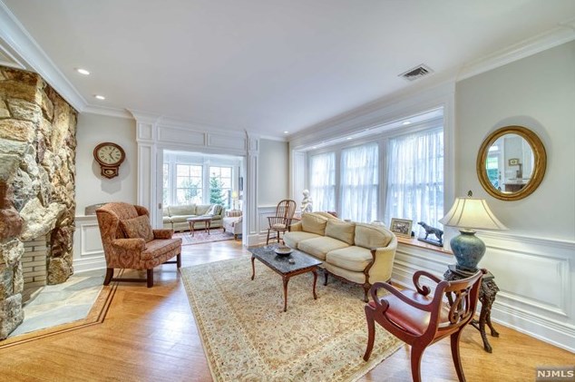 60 Marcotte Ln, Bergenfield NJ 07621-3213 exterior