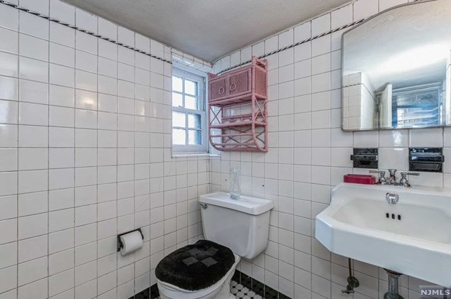 34 Carlton Pl, Rutherford NJ  07070-1120 exterior