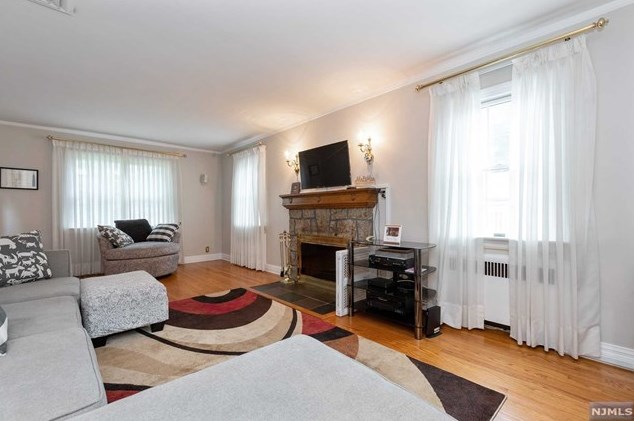 34 Carlton Pl, Rutherford NJ  07070-1120 exterior