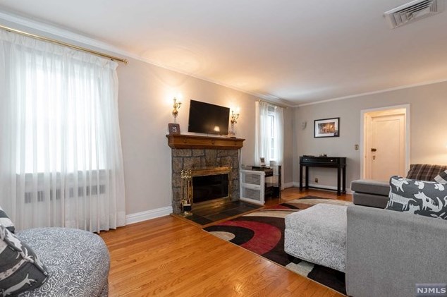 34 Carlton Pl, Rutherford NJ  07070-1120 exterior