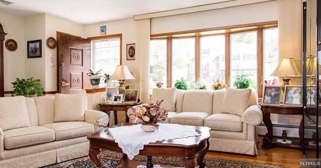 10 Nell Ct, Dumont, NJ 07628