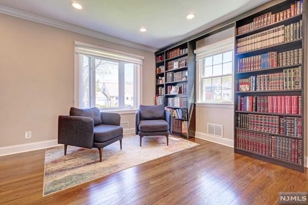 162 Baker Ave, Bergenfield, NJ 07621-3323