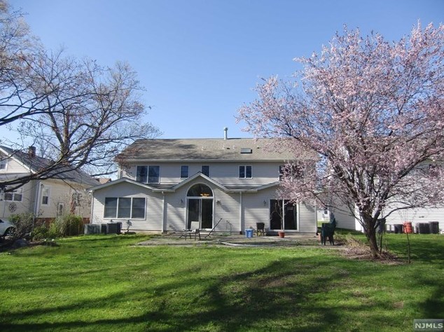 42 Grove St, Bergenfield, NJ 07621