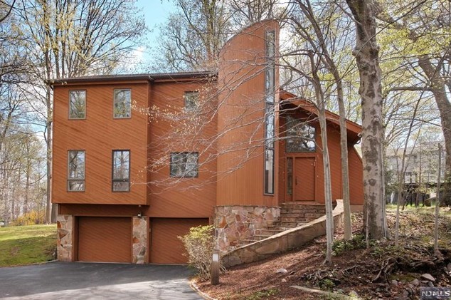 226 Truman Dr, Cresskill, NJ 07626