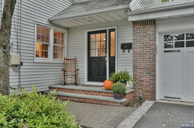 561 Wyckoff Ave, Wyckoff, NJ 07481-1336