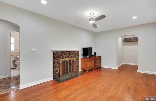 22 Fairview Ave, Bergenfield, NJ 07621-2806