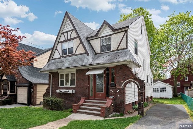 370 Woods Rd, Teaneck, NJ 07666