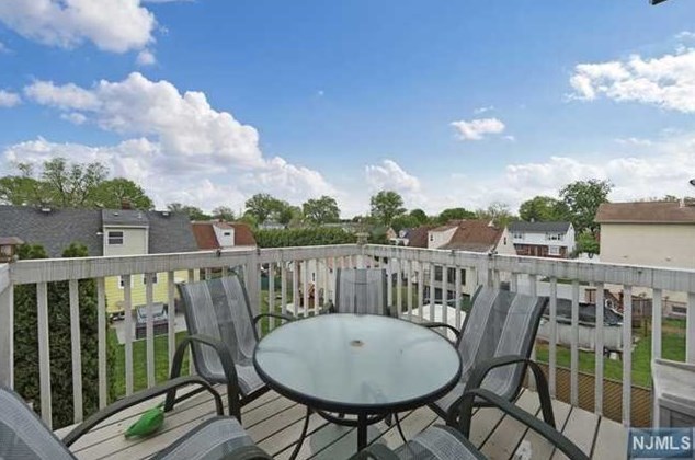 17 West St, Elmwood Park NJ  07407-2140 exterior