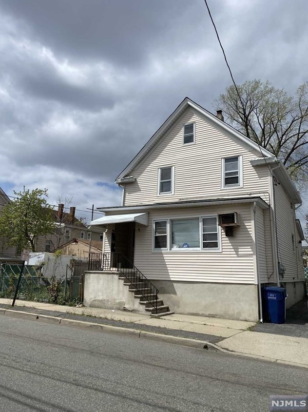 2 Marion St, Hackensack, NJ 07601-6824