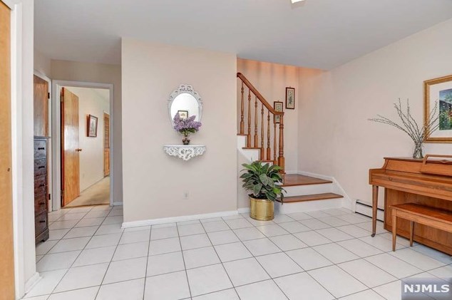 6 Lilac Ln, Wallington, NJ 07057
