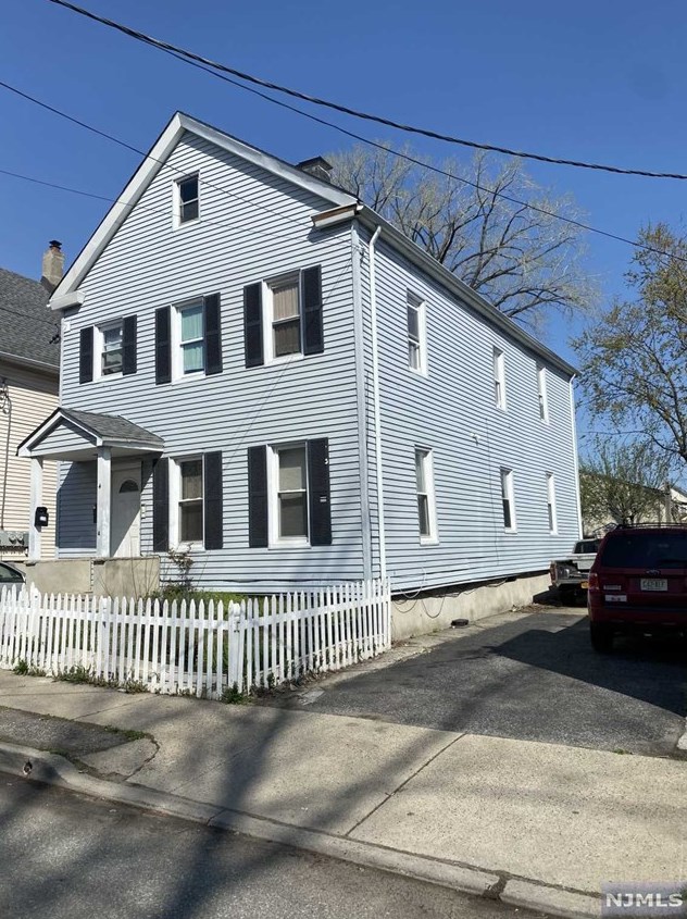 4 Marion St, Hackensack, NJ 07601-6824