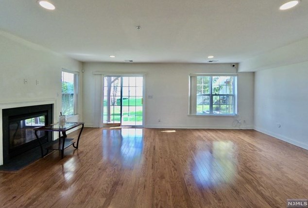 68 Mallard Pl, Secaucus NJ 07094-2930 exterior