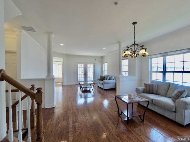 68 Mallard Pl, Secaucus NJ 07094-2930 exterior