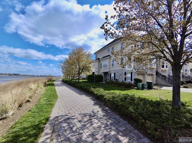 68 Mallard Pl, Secaucus NJ 07094-2930 exterior