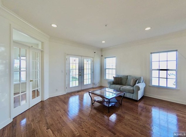 68 Mallard Pl, Secaucus NJ 07094-2930 exterior