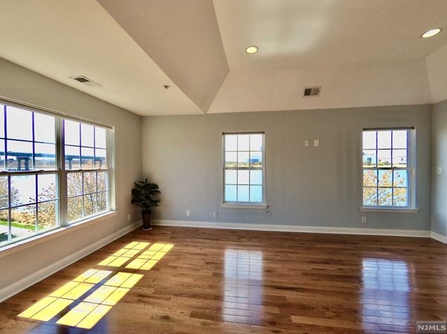 68 Mallard Pl, Secaucus, NJ 07094-2943
