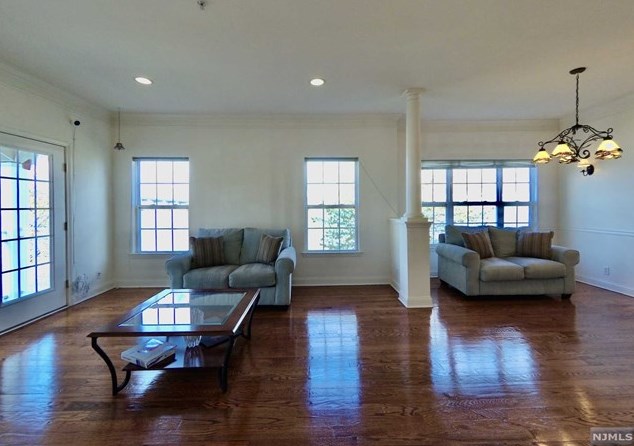 68 Mallard Pl, Secaucus NJ 07094-2930 exterior