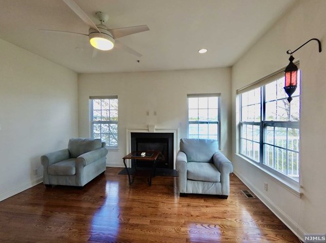 68 Mallard Pl, Secaucus NJ 07094-2930 exterior