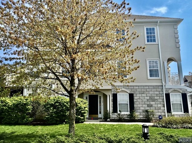 68 Mallard Pl, Secaucus NJ 07094-2930 exterior