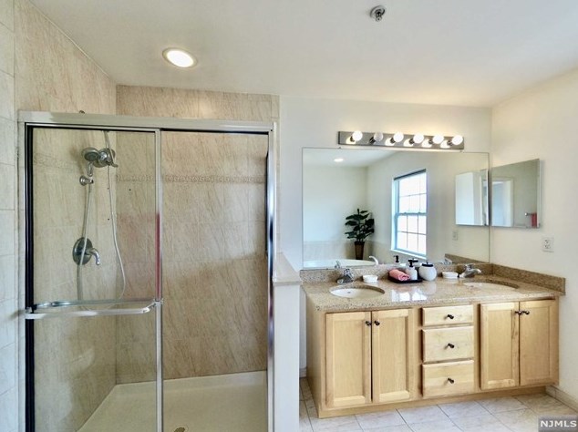 68 Mallard Pl, Secaucus NJ 07094-2930 exterior