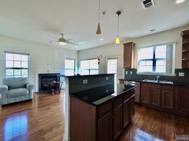 68 Mallard Pl, Secaucus NJ 07094-2930 exterior