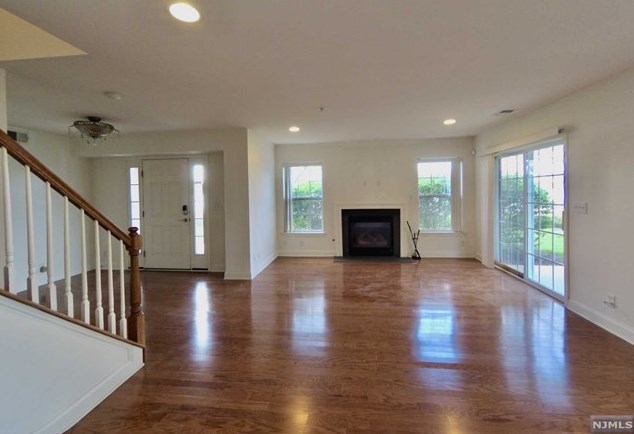 68 Mallard Pl, Secaucus NJ 07094-2930 exterior