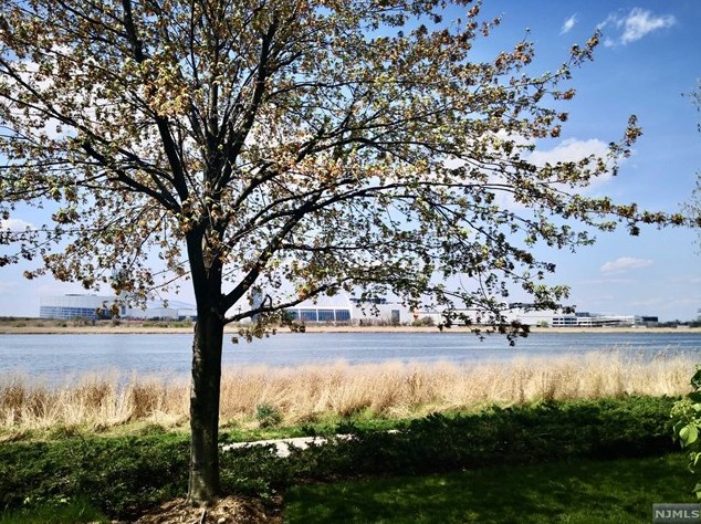 68 Mallard Pl, Secaucus NJ 07094-2930 exterior