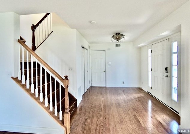 68 Mallard Pl, Secaucus NJ 07094-2930 exterior