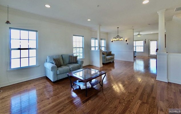 68 Mallard Pl, Secaucus NJ 07094-2930 exterior