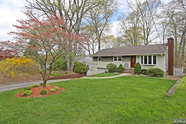 73 Mcnomee St, Oakland, NJ 07436