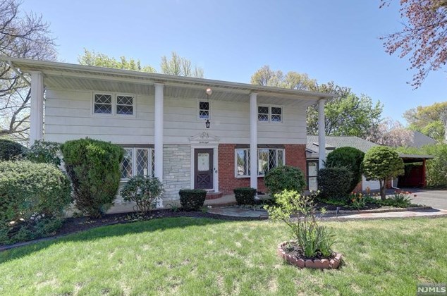 38 Maple St, Cresskill, NJ 07626