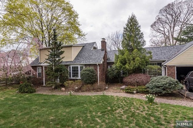 28 Magnolia Ave, Montvale, NJ 07645-1354
